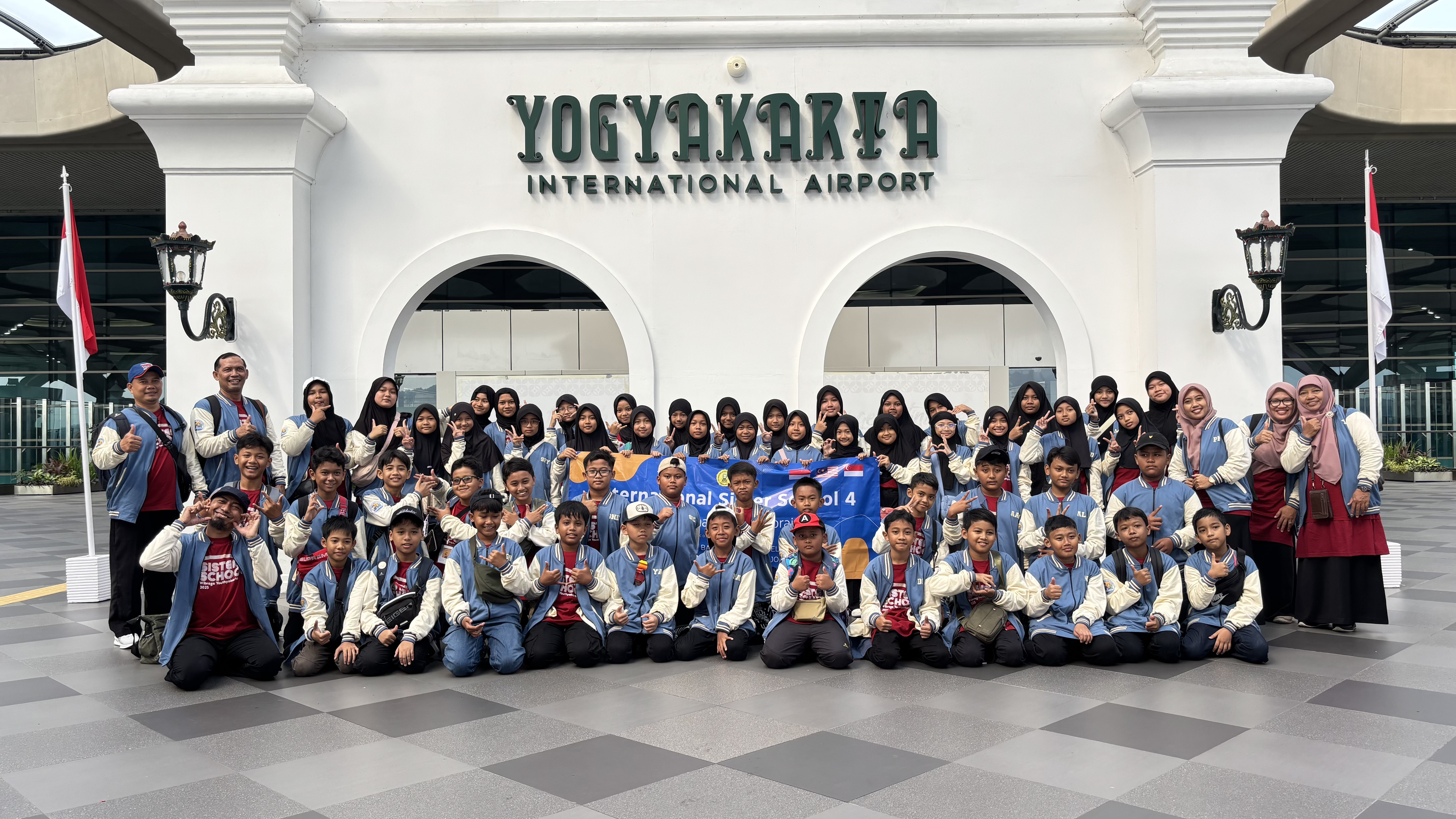 Peserta dan pendamping berfoto di bandara NYIA