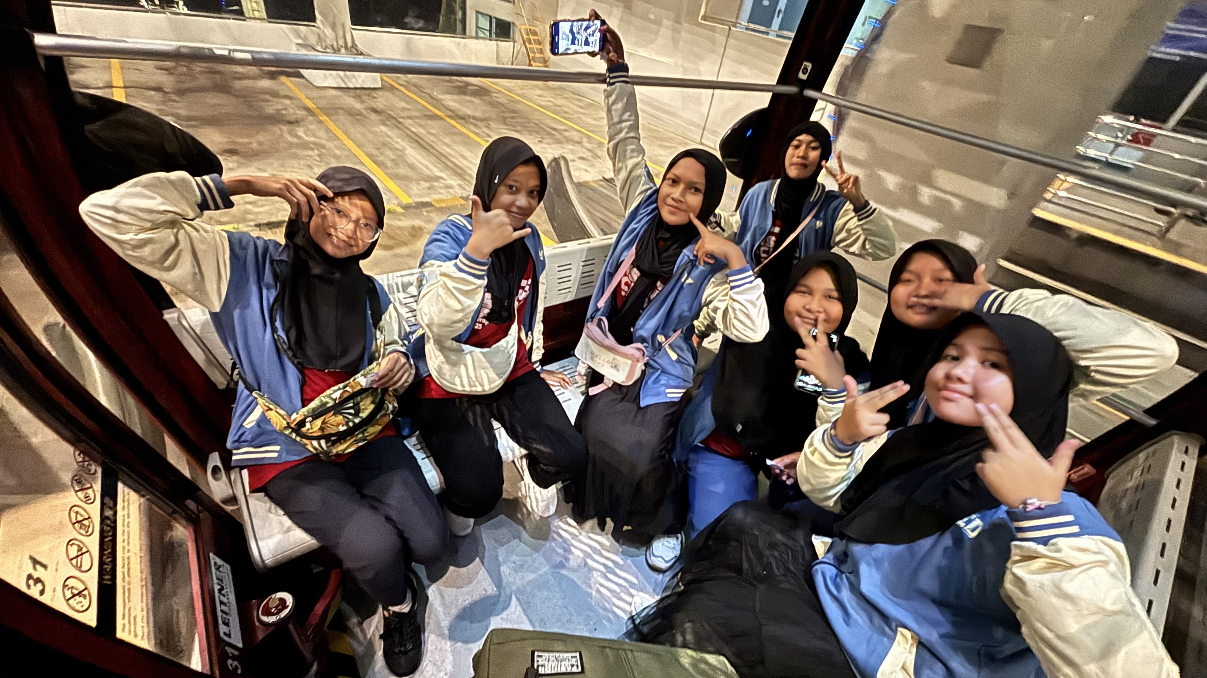 Peserta di dalam gondola